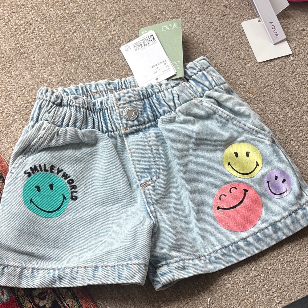 BNWT H AND M Smiley Face Denim Shorts size 2-3y